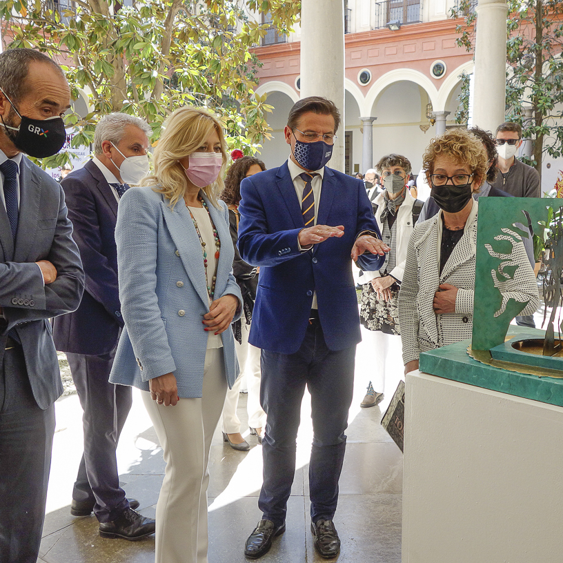 ©Ayto.Granada: EL PATIO DEL AYUNTAMIENTO ACOGE LA IV EXPOSICIN RE-CREA. ARTE Y RECICLAJE CON MS DE 80 OBRAS DE LOS ALUMNOS DE LA ESCUELA DE ARTE DE GRANADA 